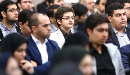 تصاویر دیدار جمعی از استعدادهای برتر و نخبگان جوان کشور با رهبر انقلاب 