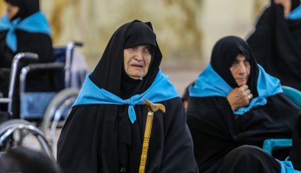 مراسم غبارروبی حرم مطهر حضرت معصومه با حضور خانواده های شهدا‎ + تصاویر