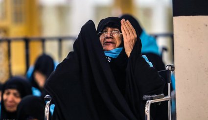 مراسم غبارروبی حرم مطهر حضرت معصومه با حضور خانواده های شهدا‎ + تصاویر