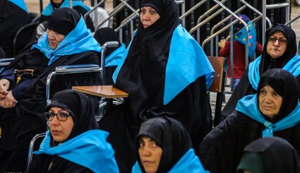 مراسم غبارروبی حرم مطهر حضرت معصومه با حضور خانواده های شهدا‎ + تصاویر