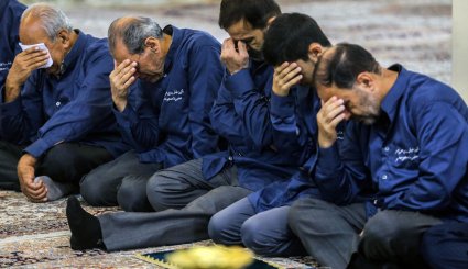 مراسم غبارروبی حرم مطهر حضرت معصومه با حضور خانواده های شهدا‎ + تصاویر
