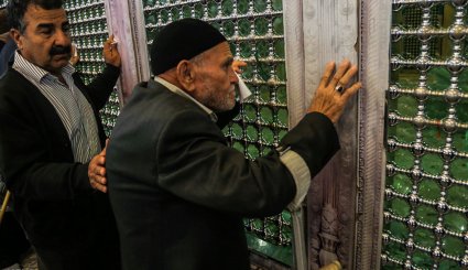 مراسم غبارروبی حرم مطهر حضرت معصومه با حضور خانواده های شهدا‎ + تصاویر