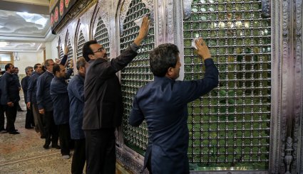 مراسم غبارروبی حرم مطهر حضرت معصومه با حضور خانواده های شهدا‎ + تصاویر