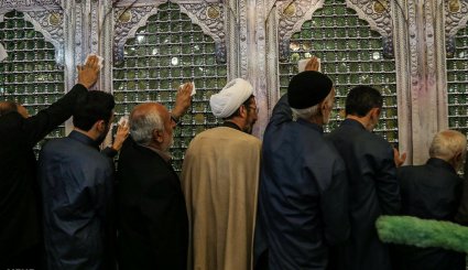 مراسم غبارروبی حرم مطهر حضرت معصومه با حضور خانواده های شهدا‎ + تصاویر