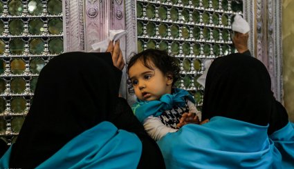 مراسم غبارروبی حرم مطهر حضرت معصومه با حضور خانواده های شهدا‎ + تصاویر