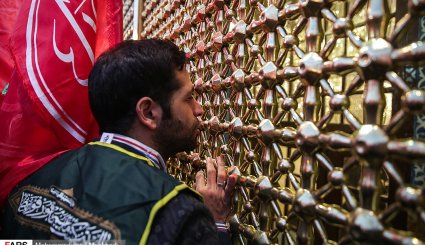 بدرقه خدام و زوار اربعین حسینی در حرم مطهر رضوی