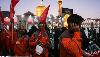 بدرقه خدام و زوار اربعین حسینی در حرم مطهر رضوی