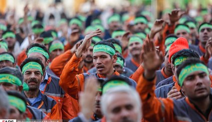بدرقه خدام و زوار اربعین حسینی در حرم مطهر رضوی