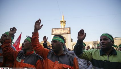 بدرقه خدام و زوار اربعین حسینی در حرم مطهر رضوی