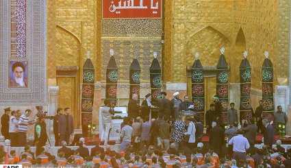 بدرقه خدام و زوار اربعین حسینی در حرم مطهر رضوی