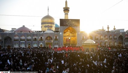 بدرقه خدام و زوار اربعین حسینی در حرم مطهر رضوی