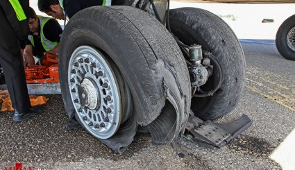 تصاویر خارج شدن هواپیما از باند فرودگاه هاشمی نژاد بر اثر ترکیدگی لاستیک
