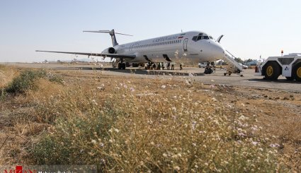 تصاویر خارج شدن هواپیما از باند فرودگاه هاشمی نژاد بر اثر ترکیدگی لاستیک
