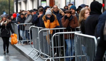 صف متقاضیان خرید آیفون ایکس در کشورهای مختلف