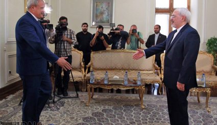 تقدیم رونوشت استوارنامه سفرای جدید کوبا و قبرس به ظریف + تصاویر