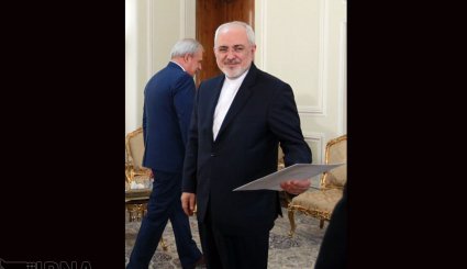 تقدیم رونوشت استوارنامه سفرای جدید کوبا و قبرس به ظریف + تصاویر