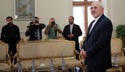 تقدیم رونوشت استوارنامه سفرای جدید کوبا و قبرس به ظریف + تصاویر
