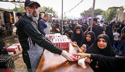 پذیرایی از زائران اربعین حسینی
