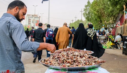 پذیرایی از زائران اربعین حسینی

