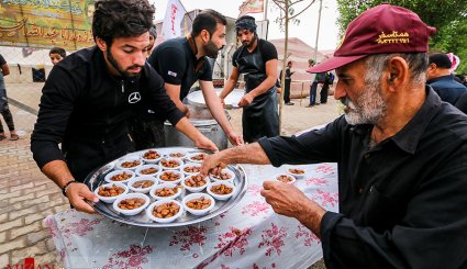 پذیرایی از زائران اربعین حسینی

