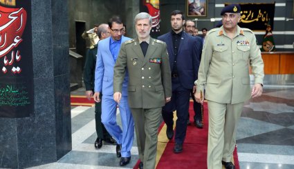 دیدار فرمانده ارتش پاکستان با وزیر دفاع و پشتیبانی نیروهای مسلح