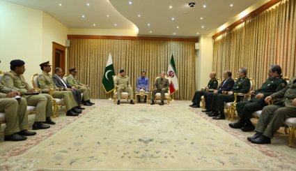 دیدار فرمانده ارتش پاکستان با وزیر دفاع و پشتیبانی نیروهای مسلح
