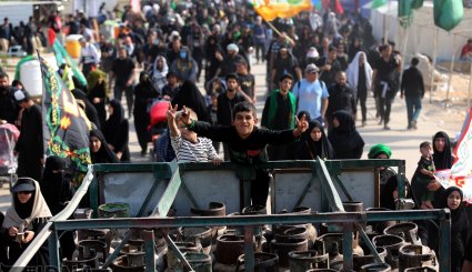 راهپیمایی زایرین اربعین در مسیر نجف به کربلا 