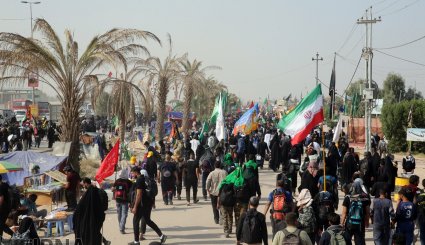 راهپیمایی زایرین اربعین در مسیر نجف به کربلا 
