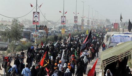 راهپیمایی زایرین اربعین در مسیر نجف به کربلا 