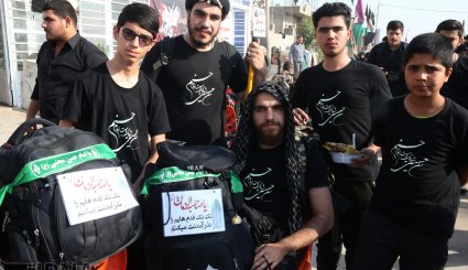 راهپیمایی زایرین اربعین در مسیر نجف به کربلا 