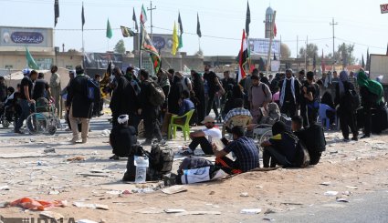 راهپیمایی زایرین اربعین در مسیر نجف به کربلا 
