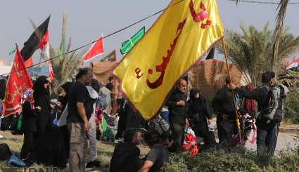 راهپیمایی زایرین اربعین در مسیر نجف به کربلا 