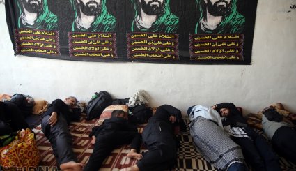 راهپیمایی زایرین اربعین در مسیر نجف به کربلا 