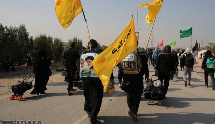 راهپیمایی زایرین اربعین در مسیر نجف به کربلا 