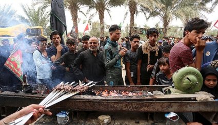 پیاده روی زائران اربعین حسینی از مسیر سماوه به کربلا
