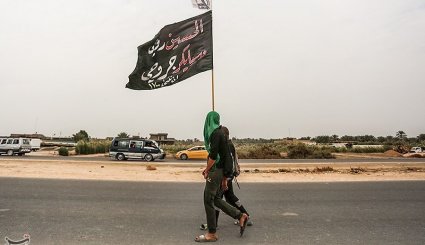 پیاده روی زائران اربعین حسینی از مسیر سماوه به کربلا
