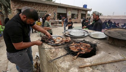 پیاده روی زائران اربعین حسینی از مسیر سماوه به کربلا

