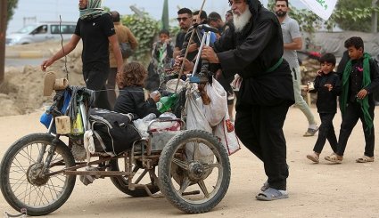 پیاده روی زائران اربعین حسینی از مسیر سماوه به کربلا
