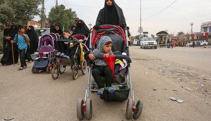 پیاده روی زائران اربعین حسینی از مسیر سماوه به کربلا
