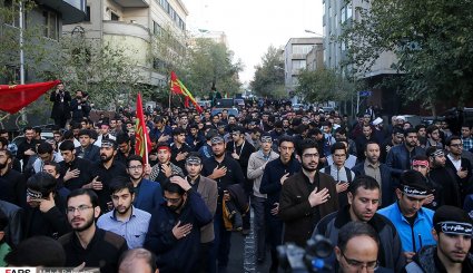عزاداری دانشجویان از دانشگاه تهران تا حسینیه امام خمینی (ره) + تصاویر