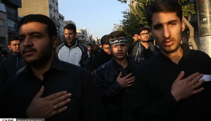 عزاداری دانشجویان از دانشگاه تهران تا حسینیه امام خمینی (ره) + تصاویر