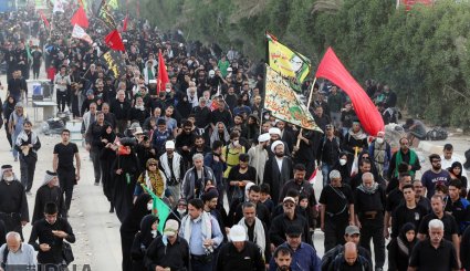 پیاده روی زائران اربعین از نجف به کربلا + تصاویر