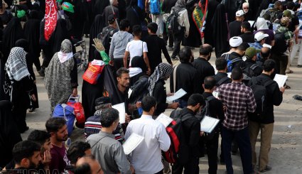پیاده روی زائران اربعین از نجف به کربلا + تصاویر