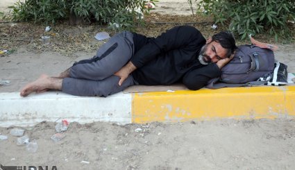 پیاده روی زائران اربعین از نجف به کربلا + تصاویر