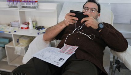 اهدای خون توسط شهروندان تهرانی برای کمک به زلزله‌زدگان