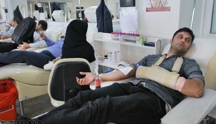 اهدای خون توسط شهروندان تهرانی برای کمک به زلزله‌زدگان