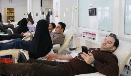اهدای خون توسط شهروندان تهرانی برای کمک به زلزله‌زدگان