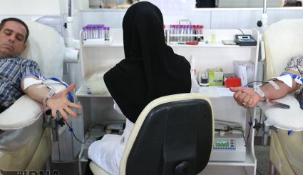 اهدای خون توسط شهروندان تهرانی برای کمک به زلزله‌زدگان