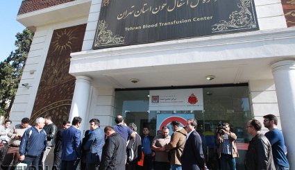 اهدای خون توسط شهروندان تهرانی برای کمک به زلزله‌زدگان