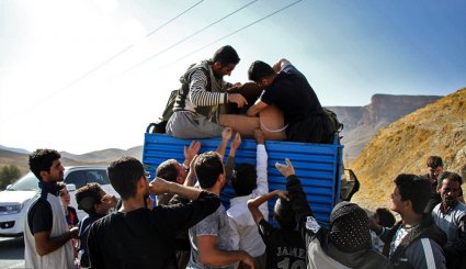 توزیع کمک های مردمی در میان زلزله زدگان کرمانشاه + تصاویر